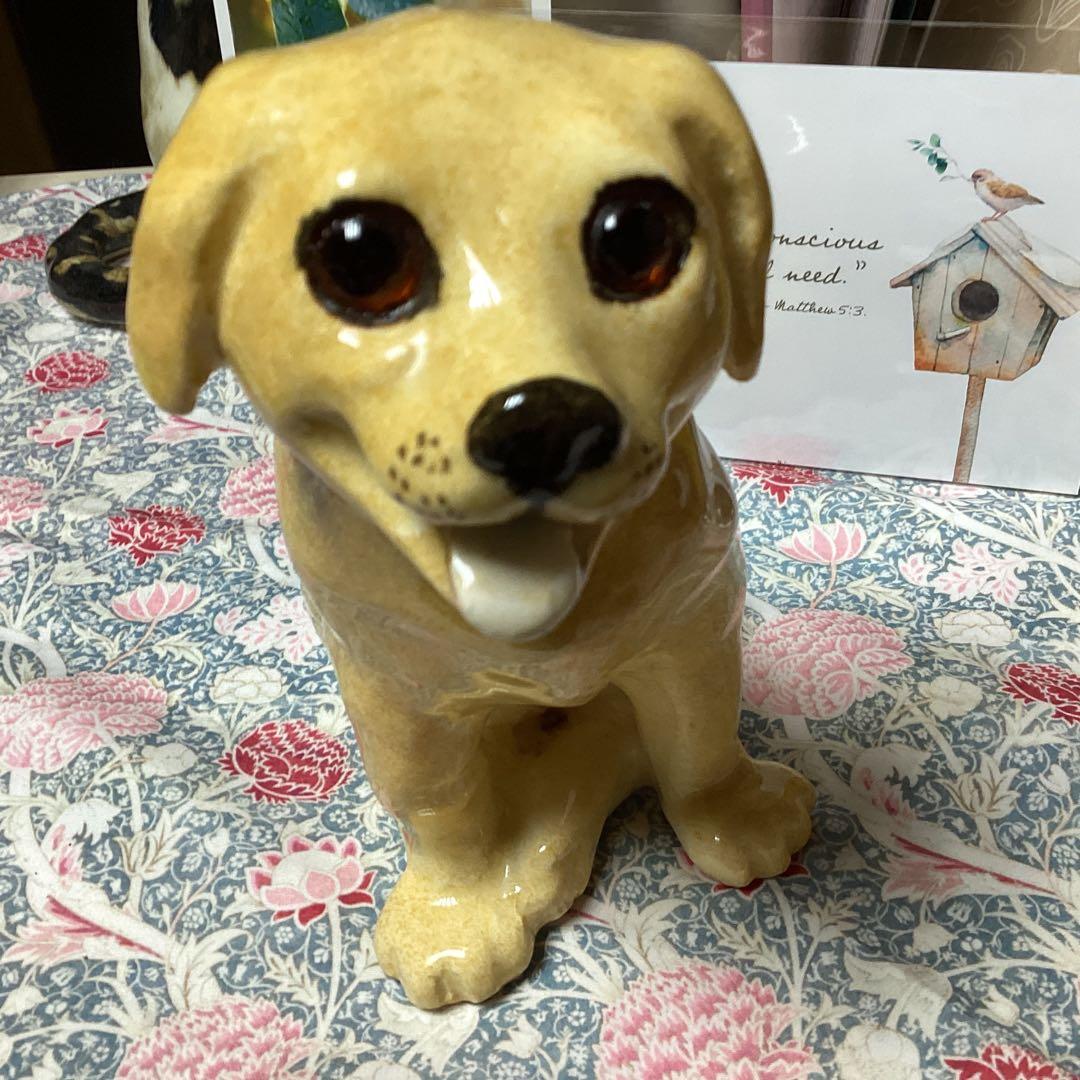 陶器製犬の置物 クリーム色ウィンスタンレイ女史のゴールデンレトリバー、サイズ2