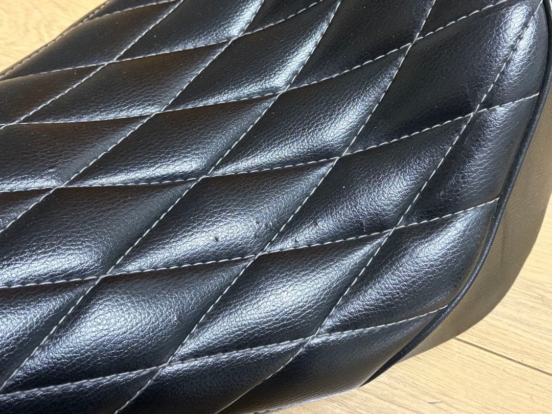 バイクシート ブラック ダイヤモンドステッチ