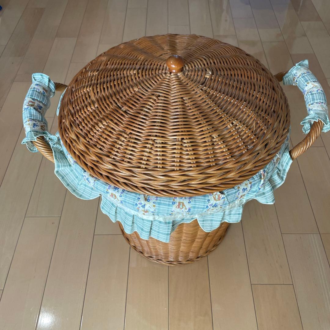 ランドリーバスケット　籐バスケット蓋付き