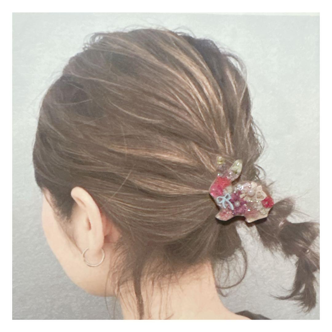 No 994❣️大人可愛いキラキラうさぎ型レジンヘアゴム❣️٩(๑❛ᴗ❛๑)۶❣️