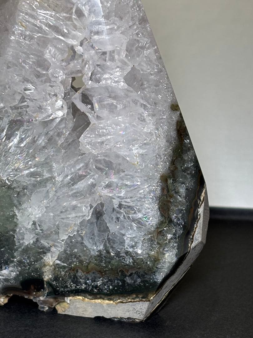 高品質　グリーンジャスパー　スタラクタイト　水晶共生　置物　ジオード　464g