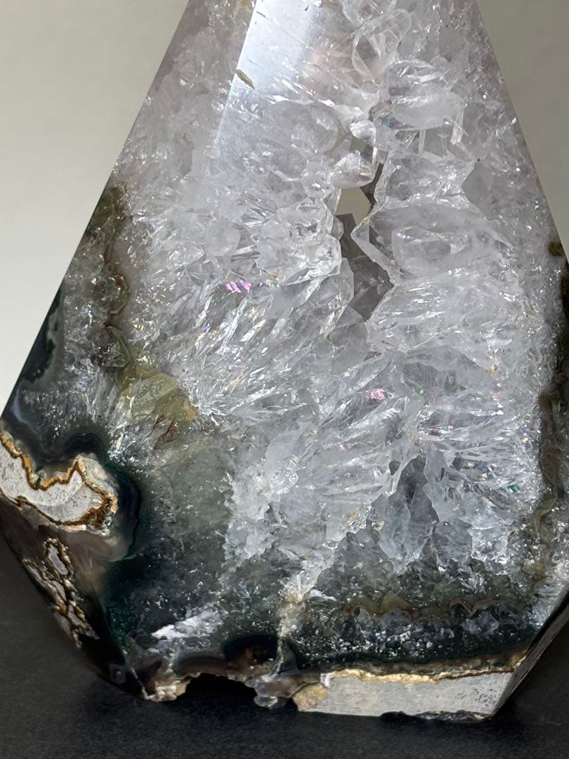 高品質　グリーンジャスパー　スタラクタイト　水晶共生　置物　ジオード　464g