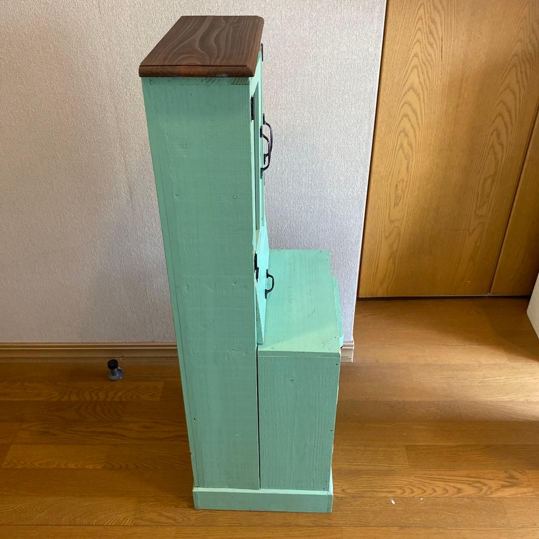 ③ アンティーク棚　子供部屋