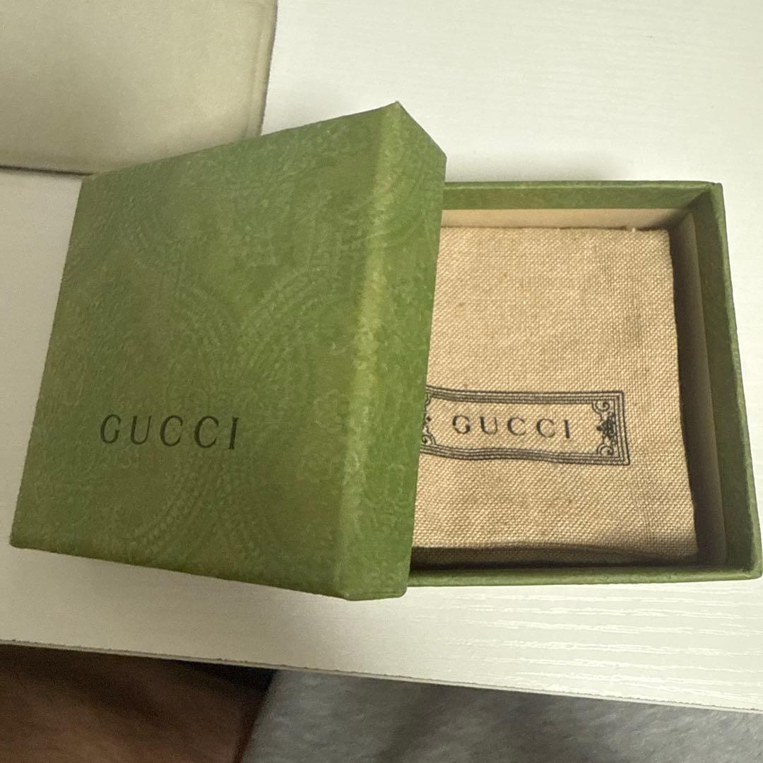 GUCCI シルバーブレスレット ロゴ入り