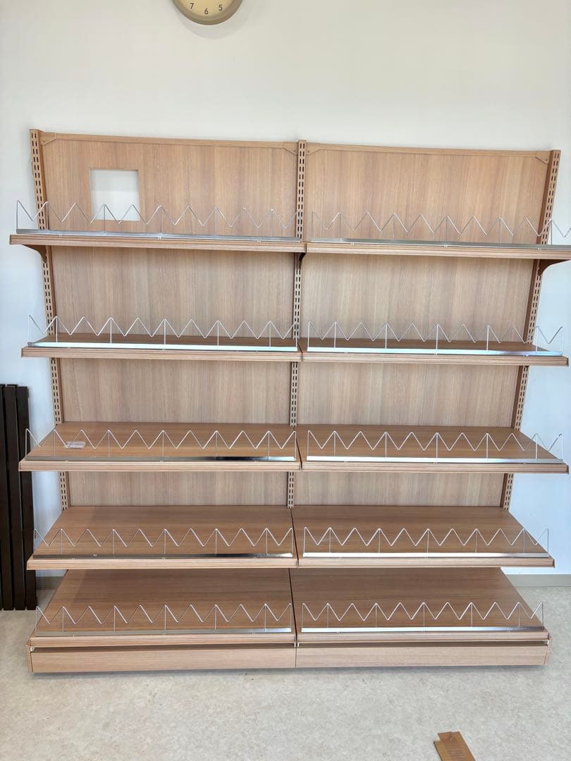 木目調ディスプレイ棚 仕切り付き 店舗什器