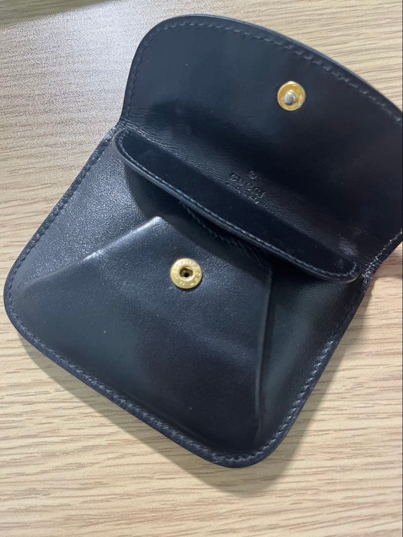 美品GUCCI 小銭入れ 黒レザー フラップ式 ロゴ刻印 お札・カード収納