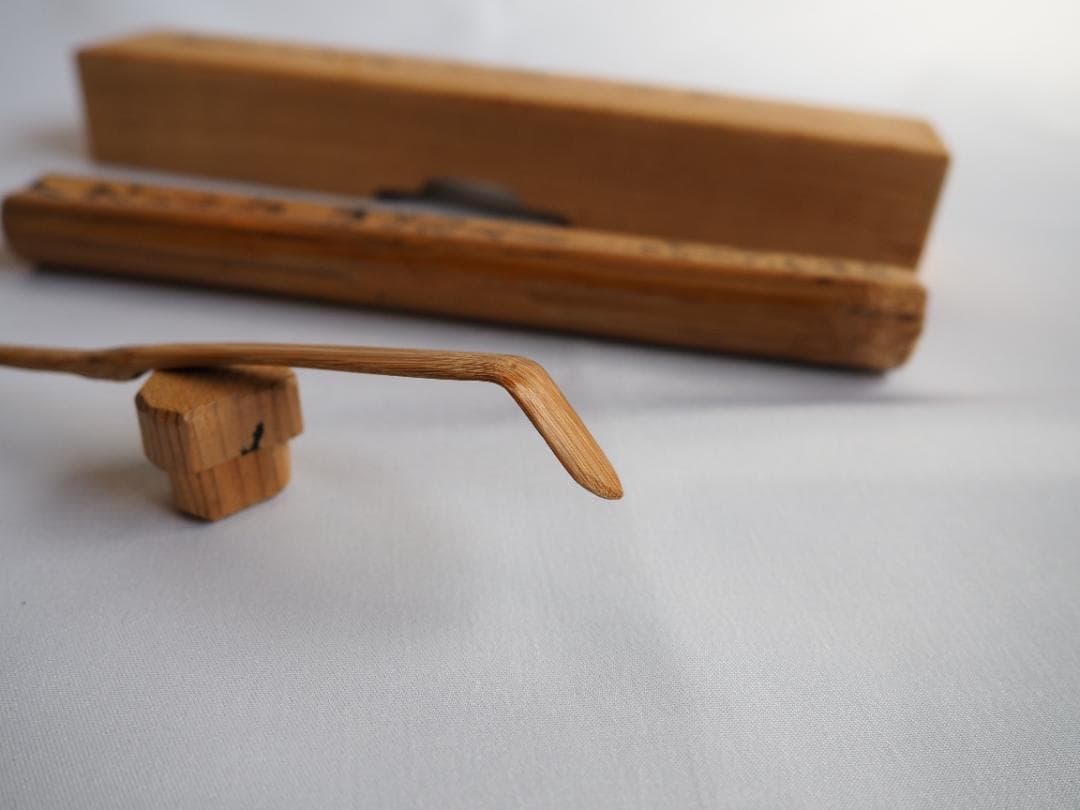 大徳寺派孤篷庵住職 小堀宗泰自作『竹茶杓』歌銘：岩もる音（共箱・共筒）