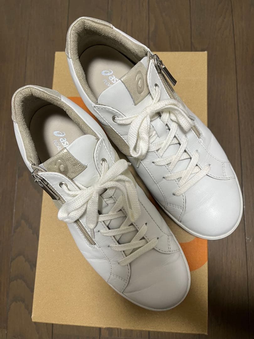 asics白レザー スニーカー　PEDALA SOFT RUGGED 23.5