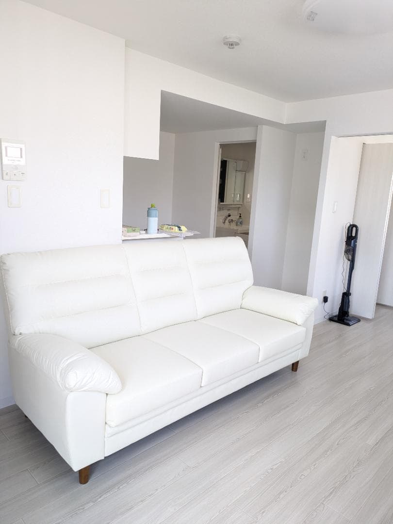 新品同様［3人掛］ソファ 幅209 合成皮革 アイボリー 色