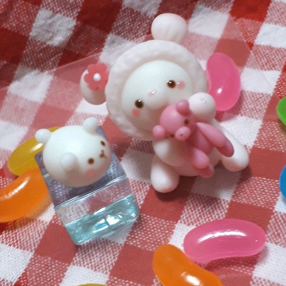 大好きなお人形をギュ～♡くまちゃん