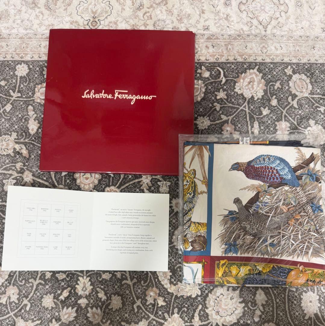 【美品】サルヴァトーレ フェラガモ シルク大判スカーフ　動物柄