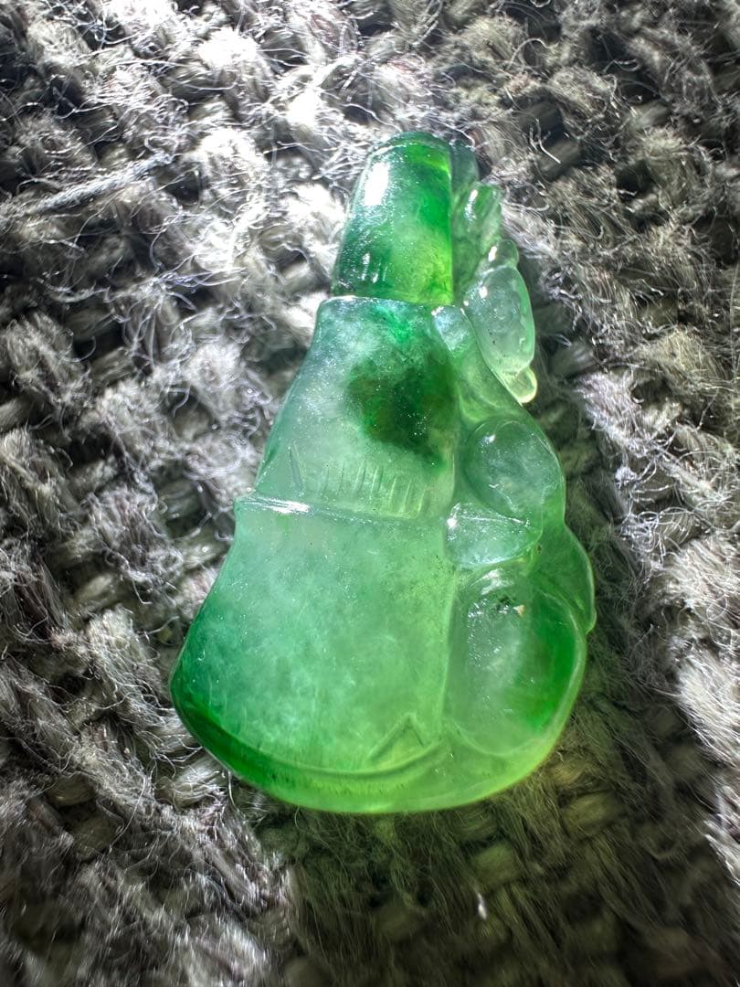 纯天然ミャンマー老坑の原石本翡翠 、仏像風彫刻 ルーズ 無処理天然￼冰種A貨