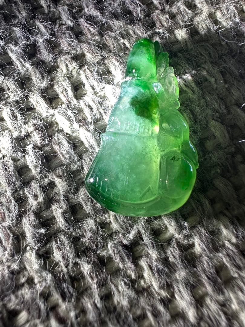 纯天然ミャンマー老坑の原石本翡翠 、仏像風彫刻 ルーズ 無処理天然￼冰種A貨