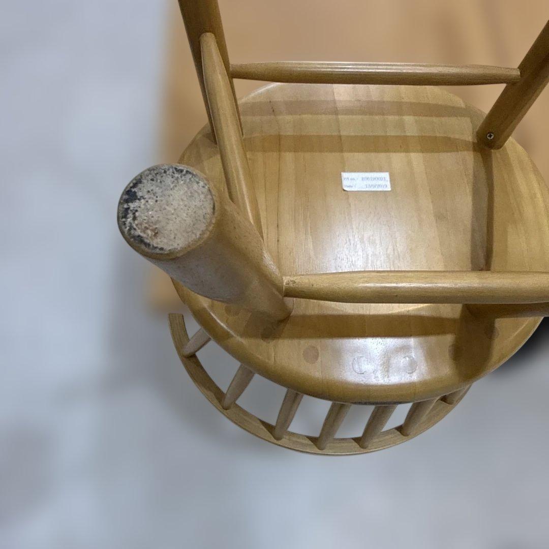 木製カフェテーブル１個とチェア２点セット