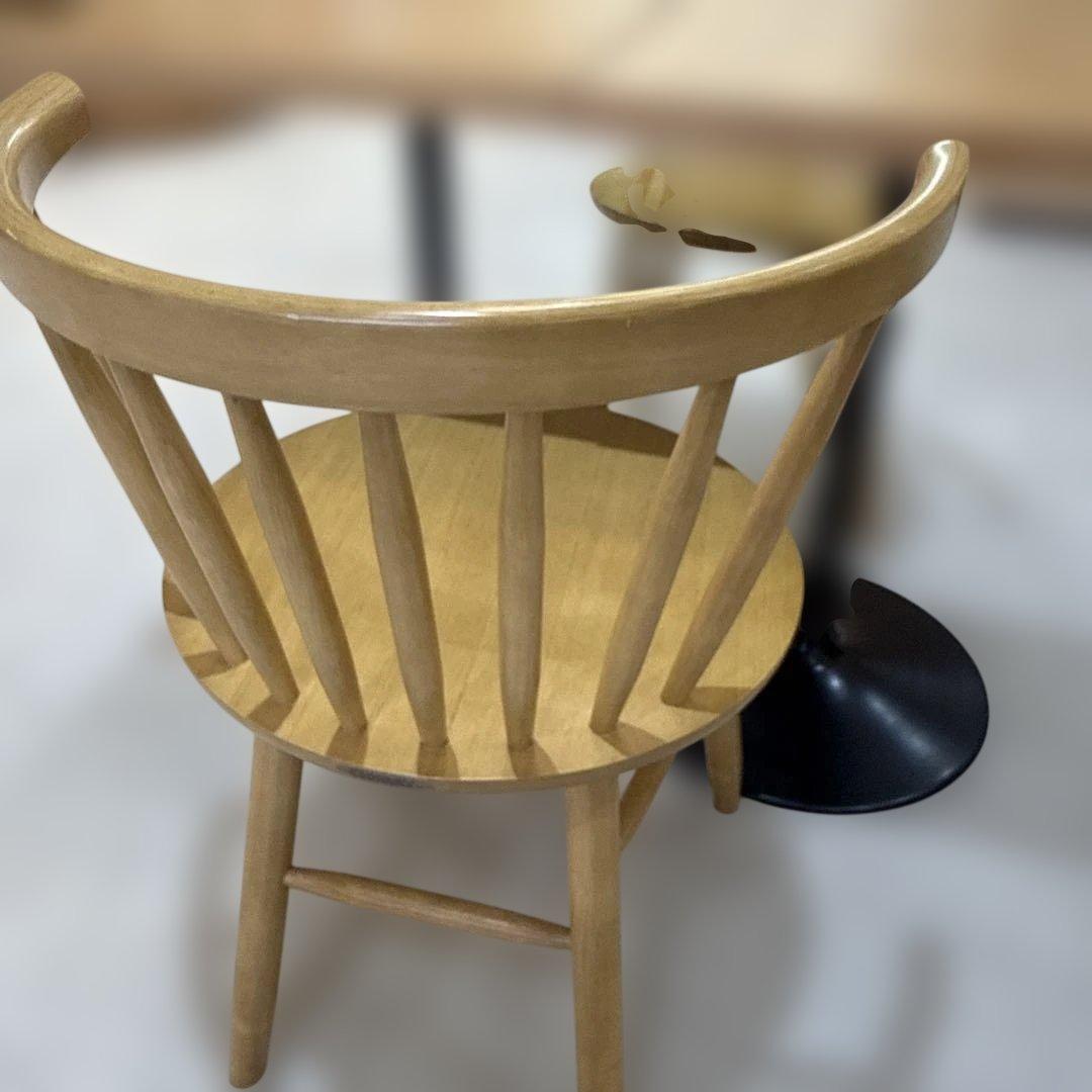 木製カフェテーブル１個とチェア２点セット