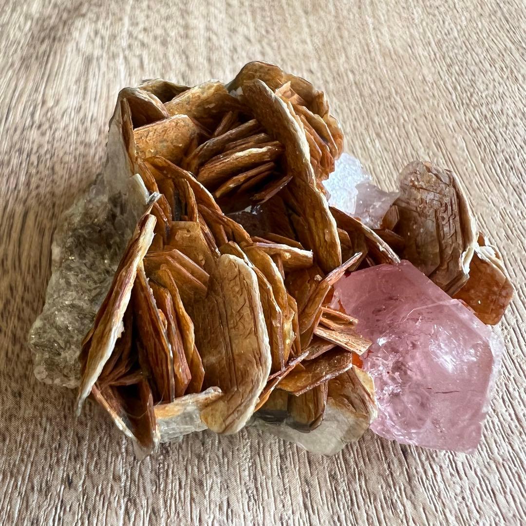 蛍光 ピンク アパタイト マスコバイト 共生 鉱物 標本 原石 フルオレッセンス