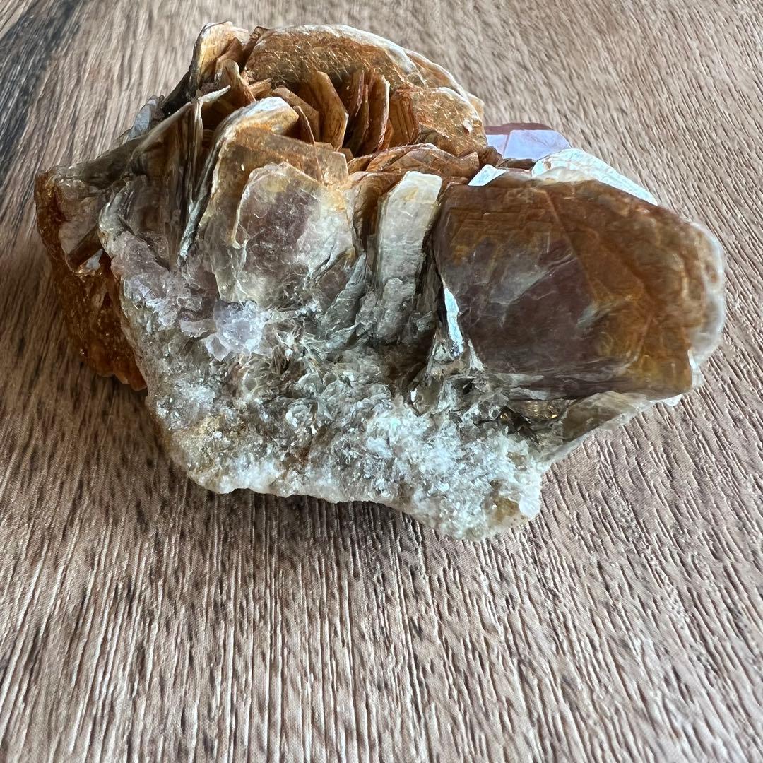 蛍光 ピンク アパタイト マスコバイト 共生 鉱物 標本 原石 フルオレッセンス