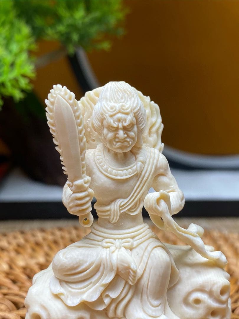 天然マンモス牙美しい手作り彫刻　不動明王　小さいな置物