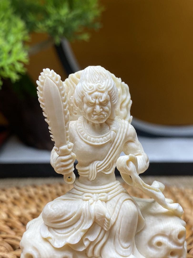 天然マンモス牙美しい手作り彫刻　不動明王　小さいな置物