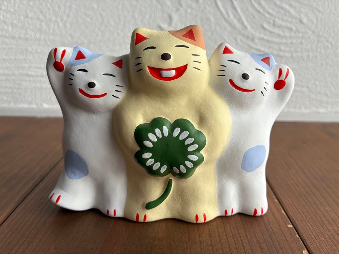 輪葉葉　三匹の猫　招き猫　陶器置物