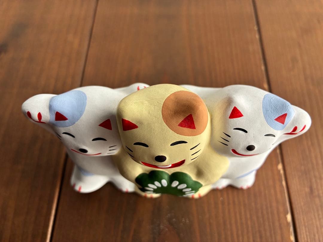 輪葉葉　三匹の猫　招き猫　陶器置物