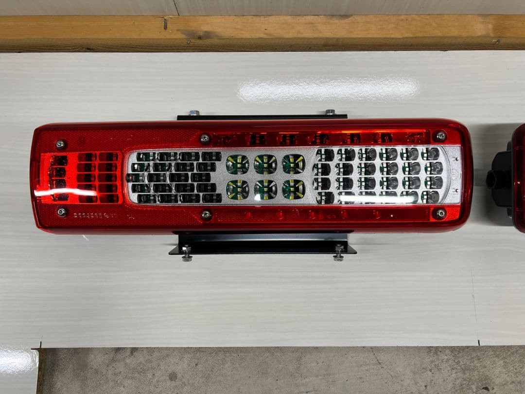 UDクオン VOLVO LEDテールランプ 左右セット 新車外し ステー付き