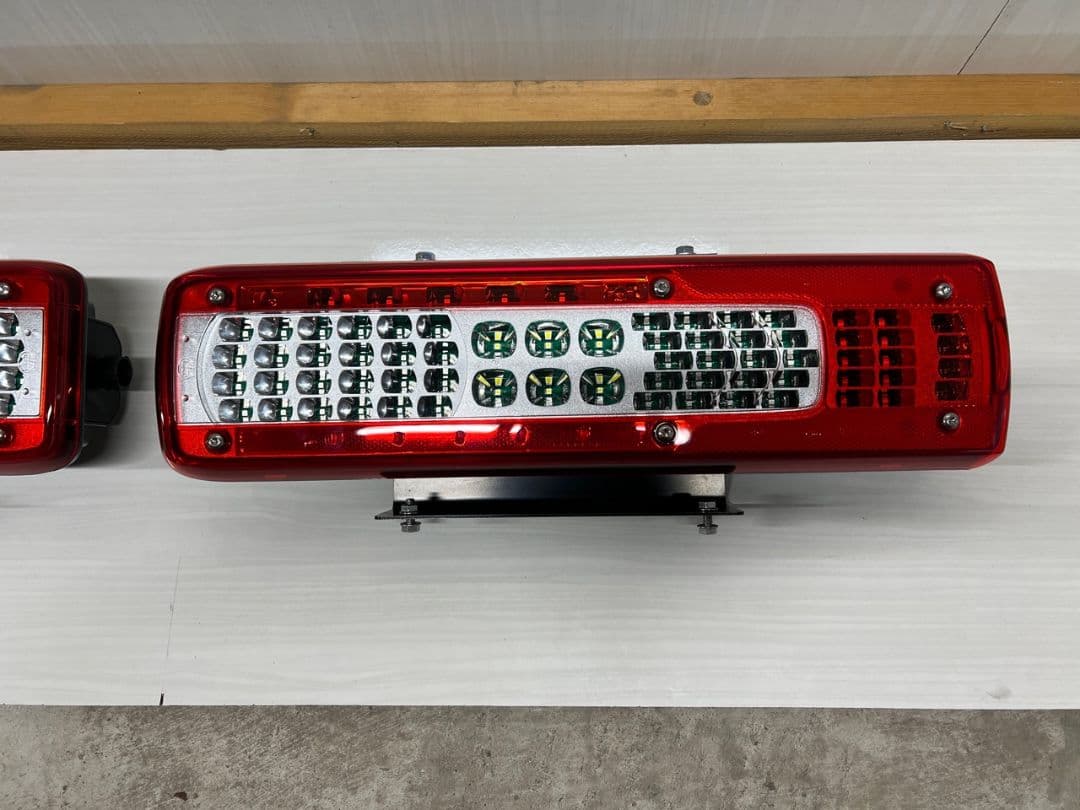 UDクオン VOLVO LEDテールランプ 左右セット 新車外し ステー付き