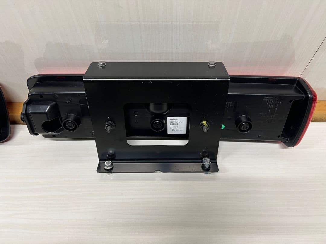 UDクオン VOLVO LEDテールランプ 左右セット 新車外し ステー付き