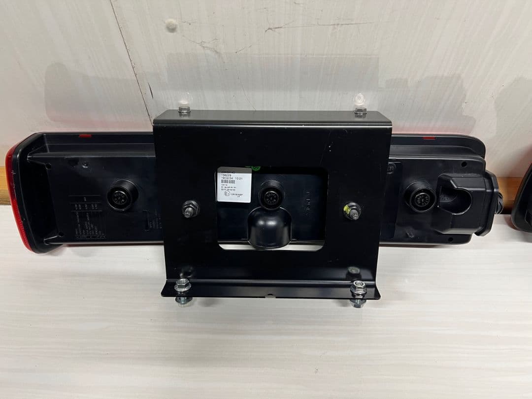 UDクオン VOLVO LEDテールランプ 左右セット 新車外し ステー付き