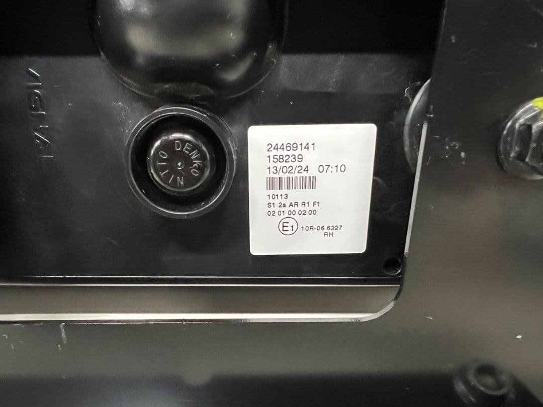 UDクオン VOLVO LEDテールランプ 左右セット 新車外し ステー付き