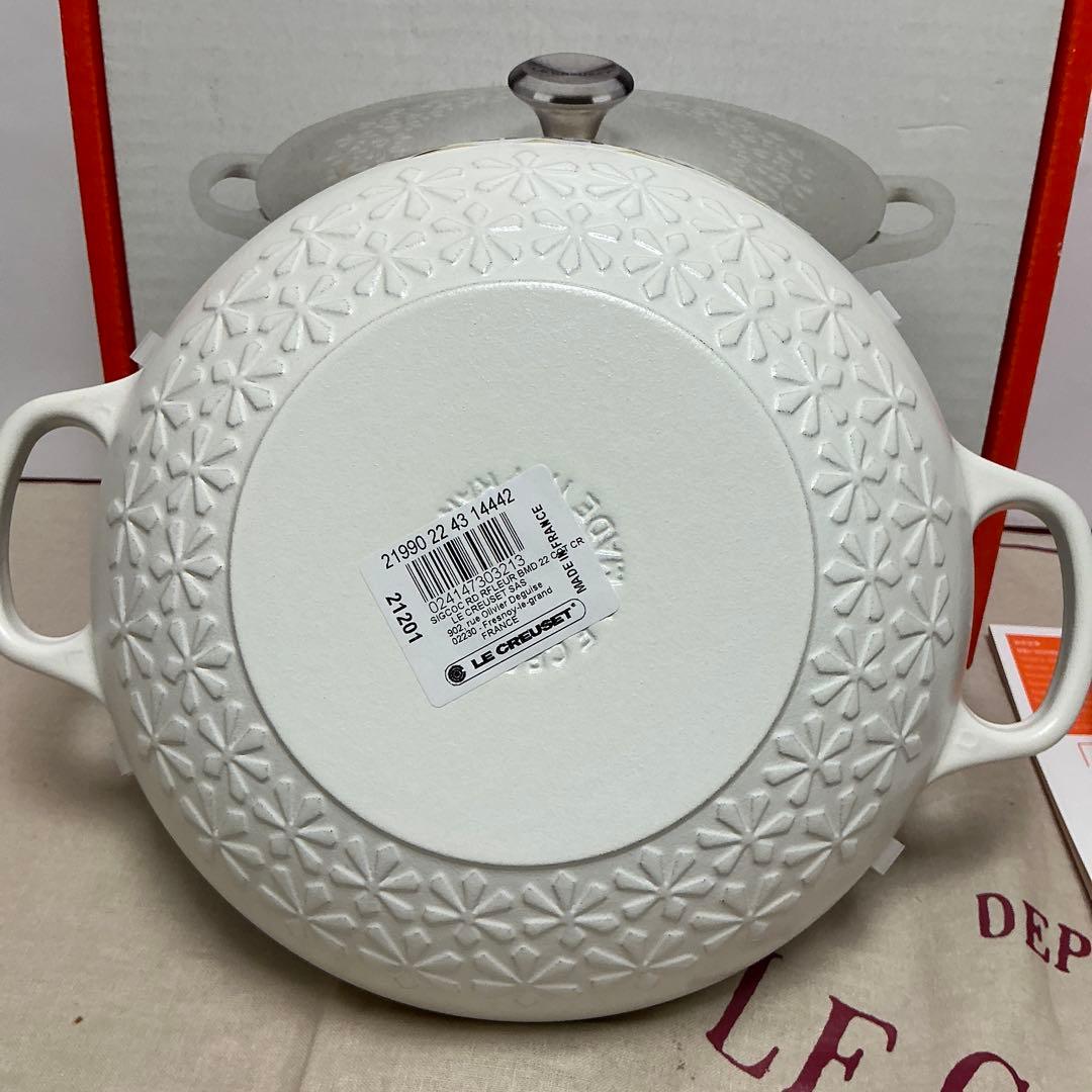 ルクルーゼ マルミット フラワーレリーフ　 22cm コットン　ゴールドツマミ