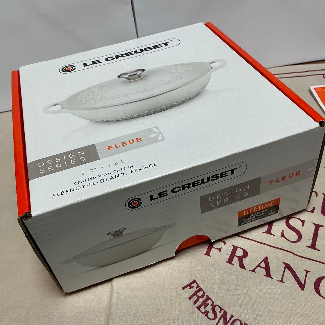 ルクルーゼ マルミット フラワーレリーフ　 22cm コットン　ゴールドツマミ