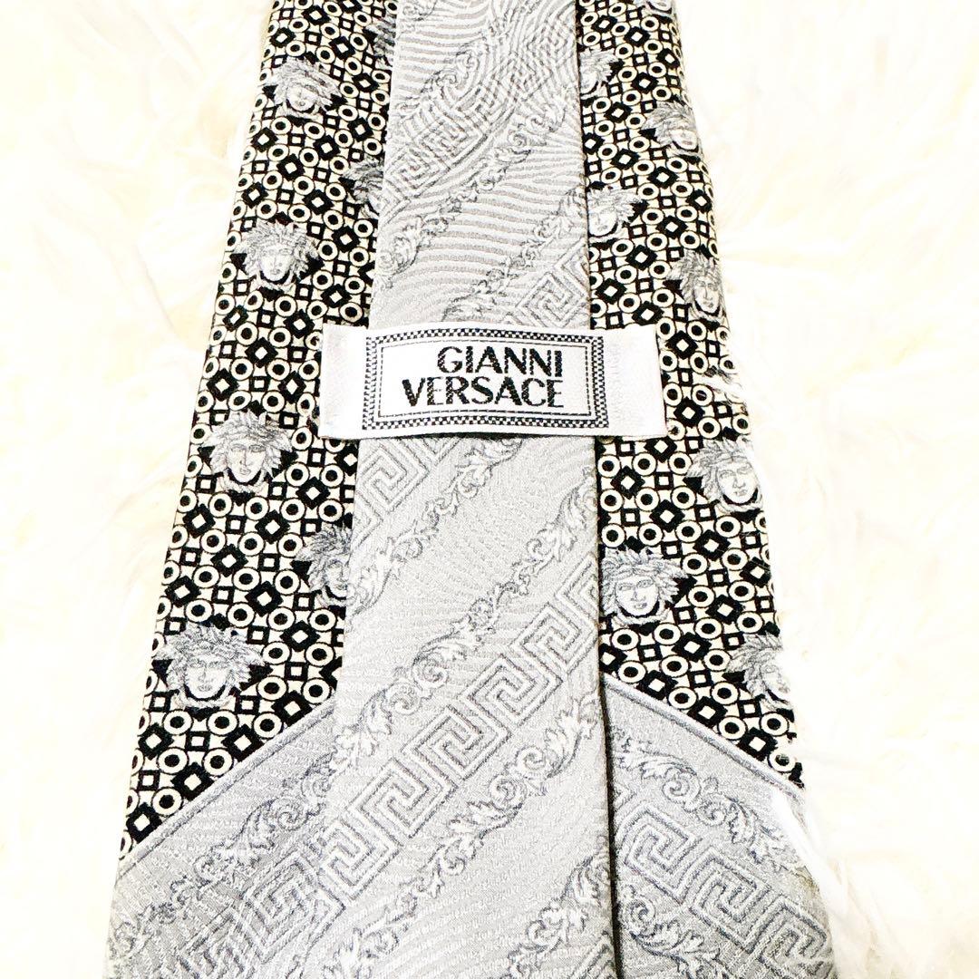極美品】ジャンニヴェルサーチ ネクタイ メデューサ グレカ柄 シルバー系 シルク