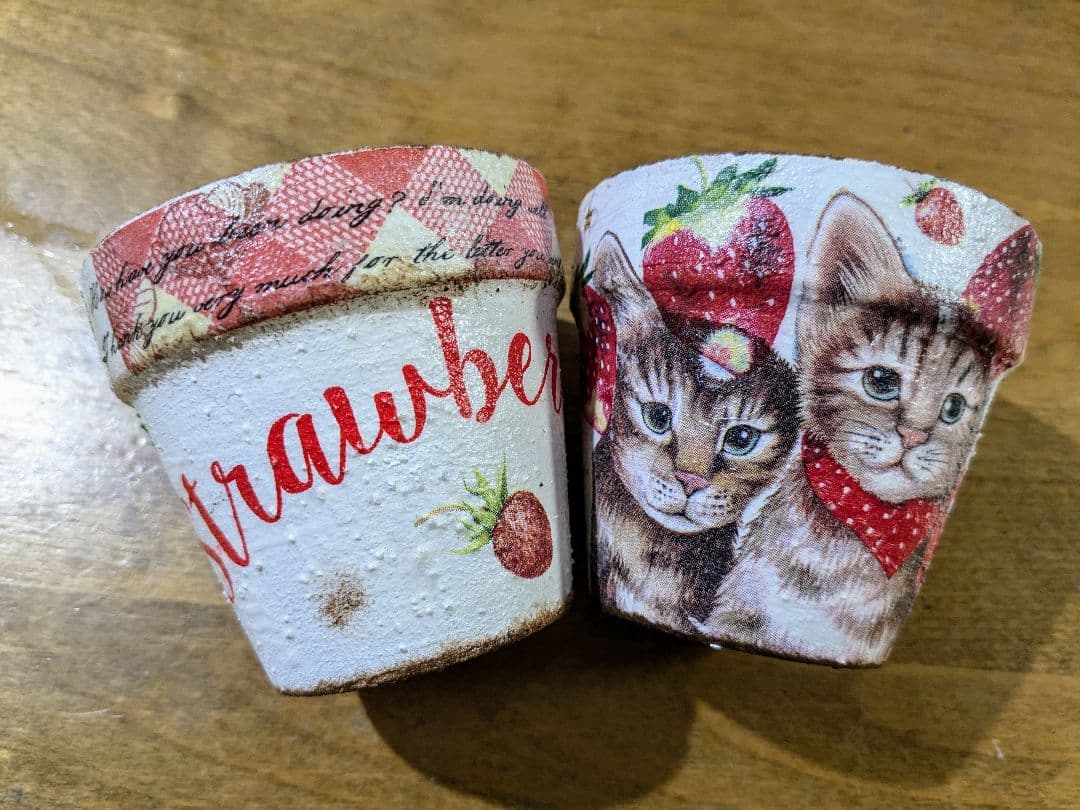 お値下げ　デコパージュ　リメイク鉢　2個セット ねこと苺