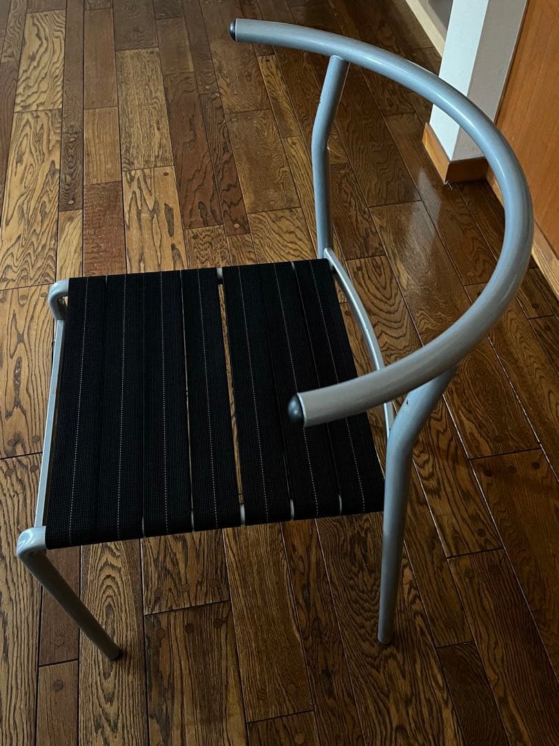 イタリアの建築デザイナー、フィリップ‘スタルクデザインのカフェチェア。