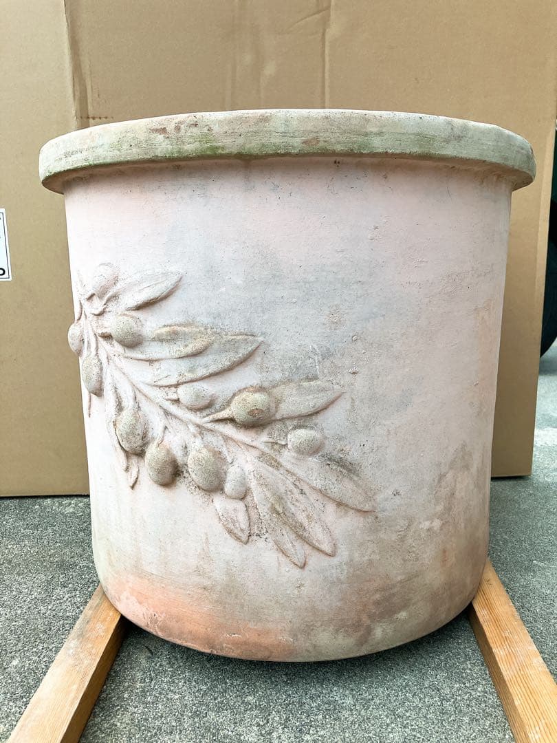 テラコッタ　アンティーク調　直径50cm 高さ45cm オリーブ柄 植木鉢 陶器