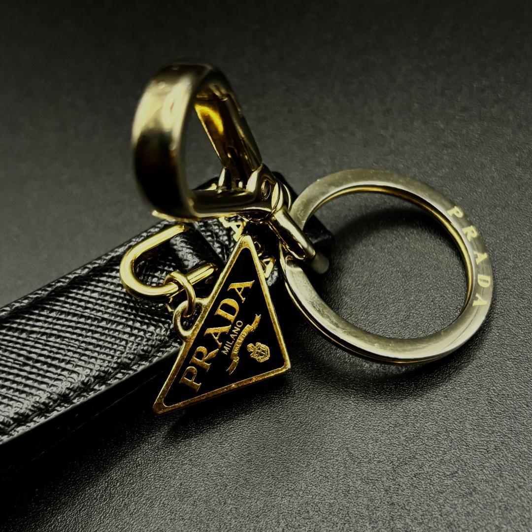 美品　PRADA キーホルダー　サフィアーノ　ブラック　キーリング　三角ダク
