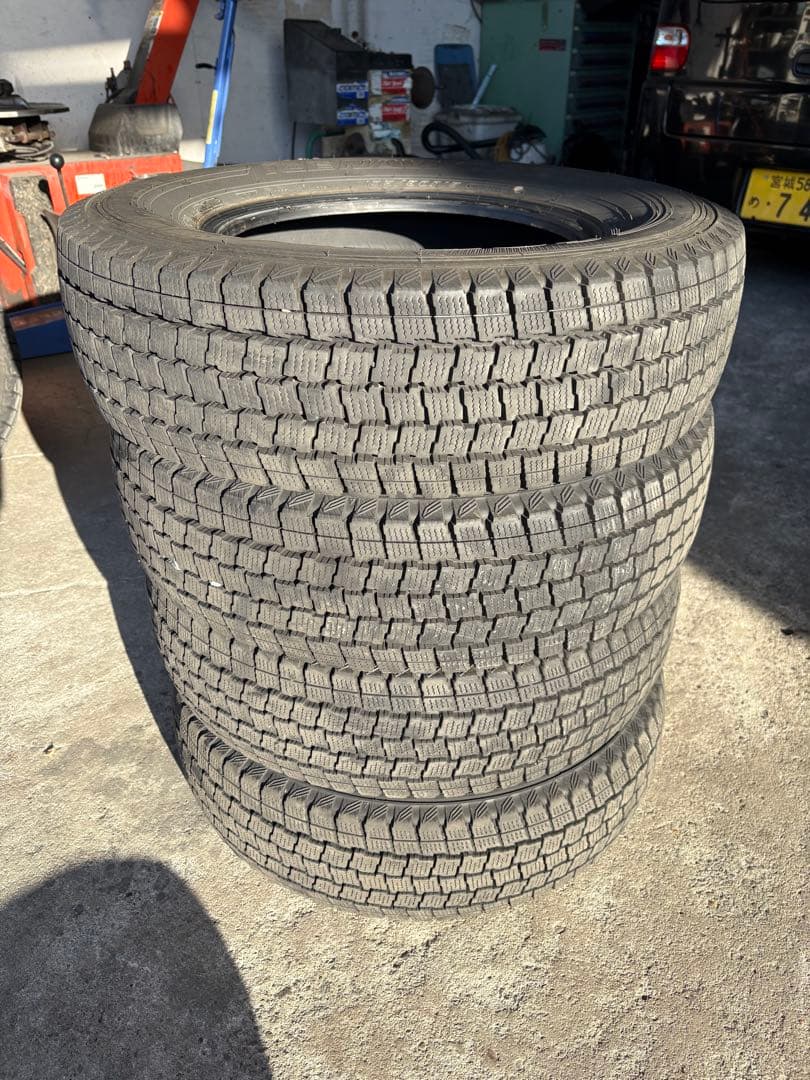 24年製 ハイエース スタッドレス 195/80R15 107/105LT中古品