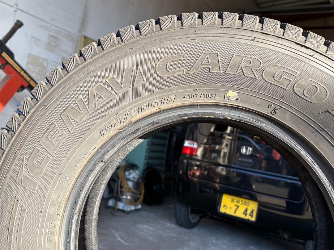 24年製 ハイエース スタッドレス 195/80R15 107/105LT中古品