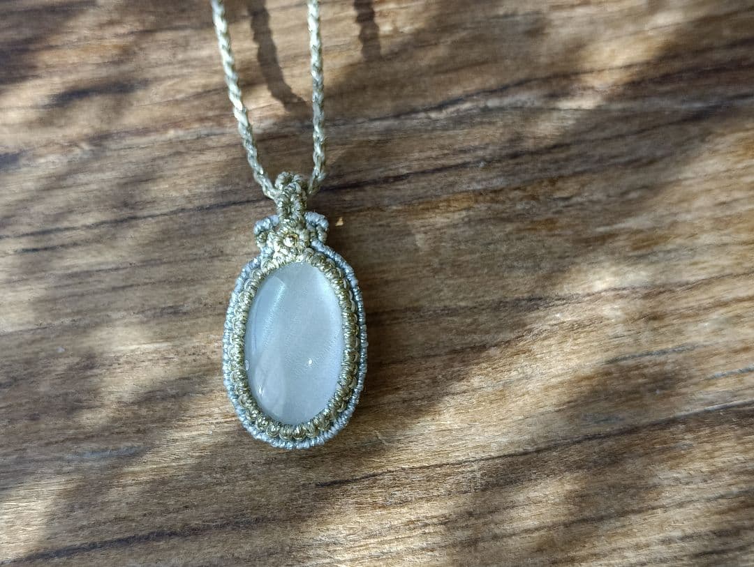 月光のまどろみ　ムーンストーンのマクラメネックレス