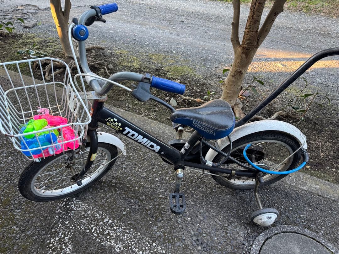 TOMICA 子供用自転車 黒色 補助輪付き、トイザラスで購入！　トミカ