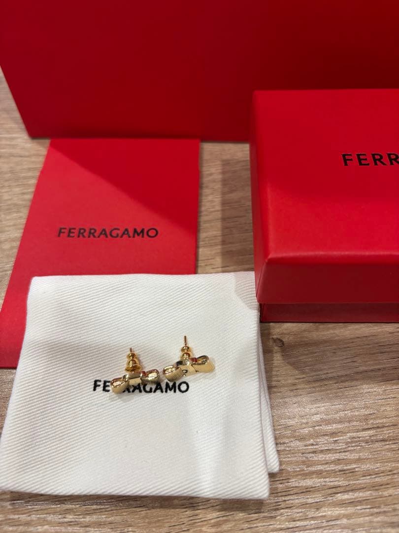 【Salvatore Ferragamo フェラガモ ヴァラリボン ピアス】