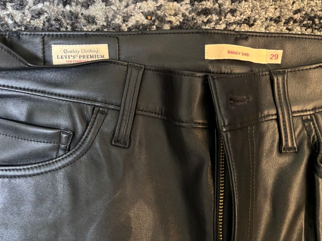 ア*ド様 リーバイス　フェイクレザーパンツ