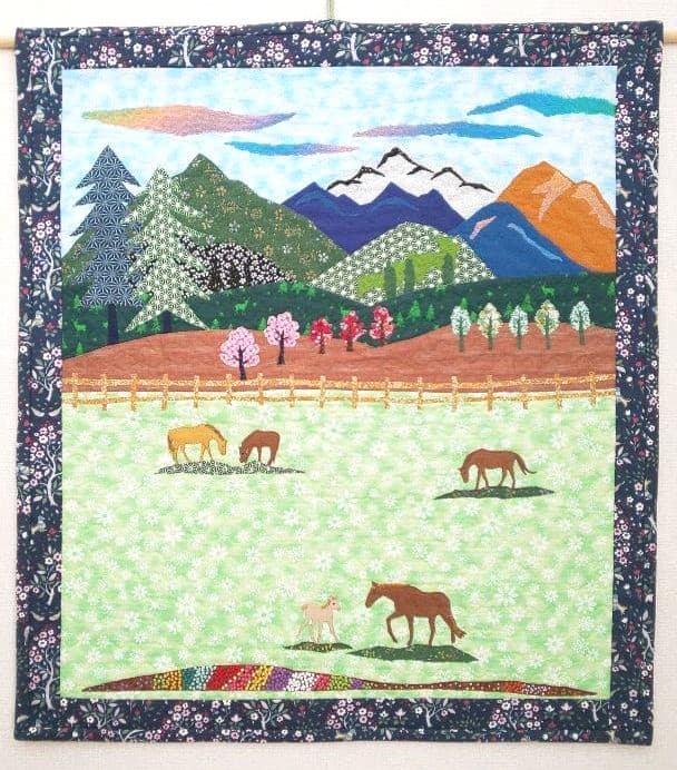 アップリケ　キルト　タペストリー　山と馬のいる風景