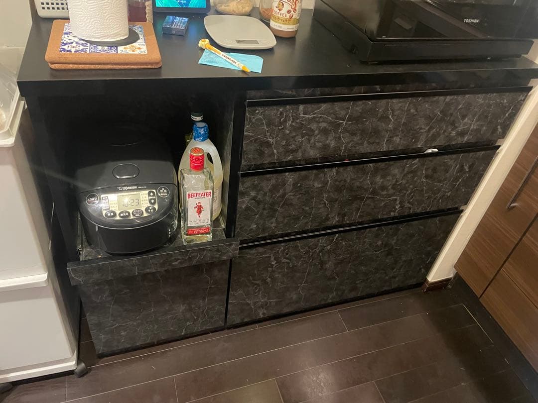 黒い大理石模様のキッチン収納キャビネット