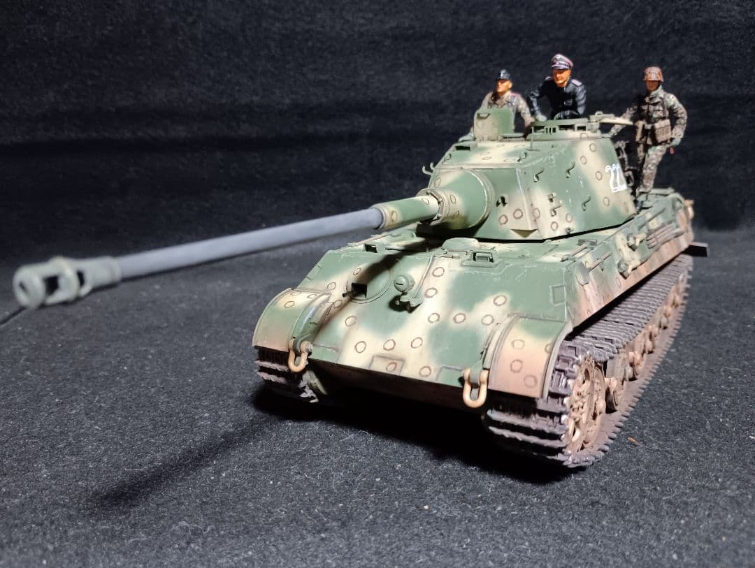 アカデミー1/35キングタイガー完成品