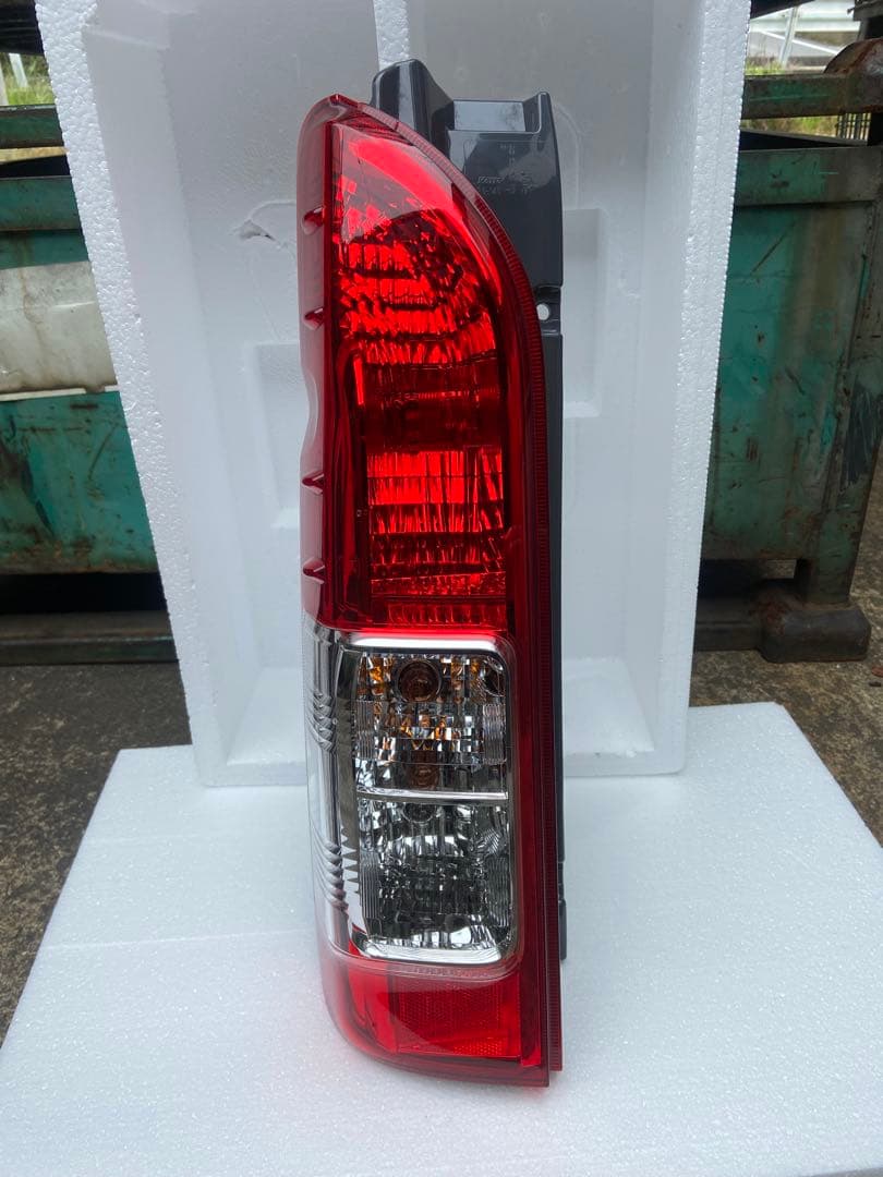 ハイエース　純正テールランプ　左、 助手席側のみ
