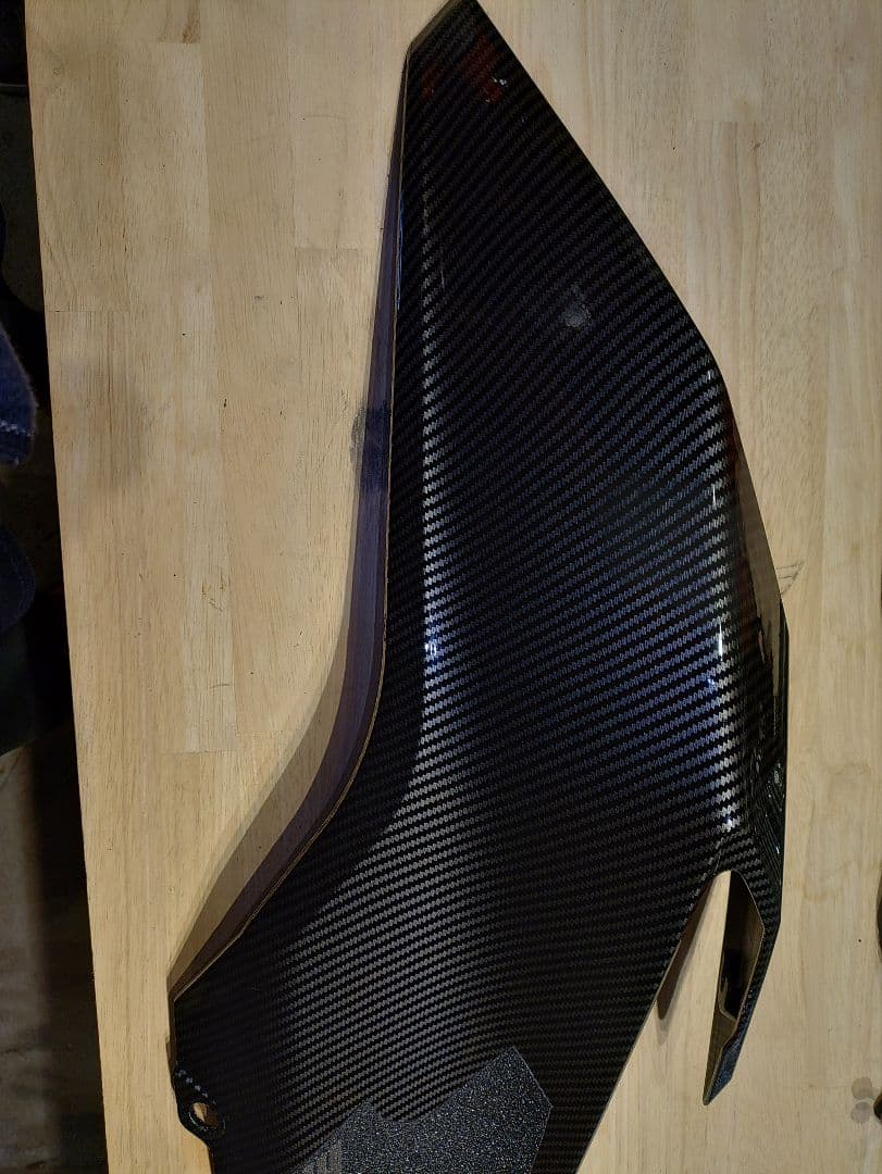 390DUKE(2017) カーボン調カウルセット。来週からバラ売り