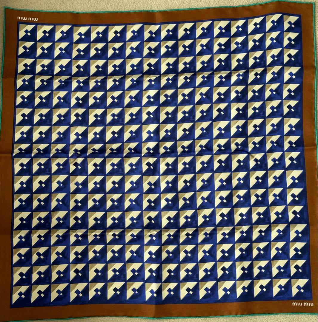 【テ】(miumiu プリントツイルスカーフ　シルク100%