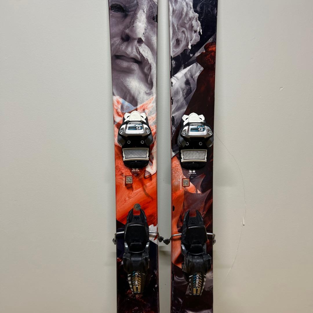 アルマダパウダースキー　軽くて操作がやさしい板です。トーション柔らかめです。